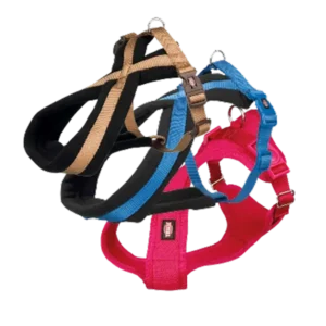 Arneses Trixie para perro en colores surtidos, acolchados y ajustables, ideales para paseos seguros.