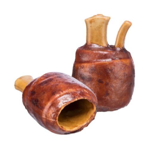 dos codillos de pollo masticables para perro sobre fondo blanco