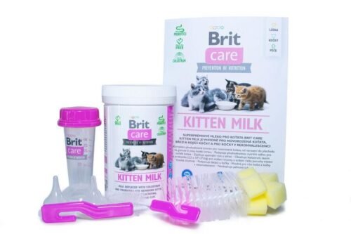 Kit con bote de leche, biberón, tetinas, cepillos e instrucciones del Kitten Milk Brit Care, todo dispuesto sobre fondo blanco