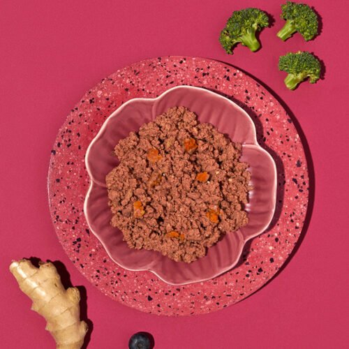 Comida húmeda Amanova Turkey Delight servida en plato