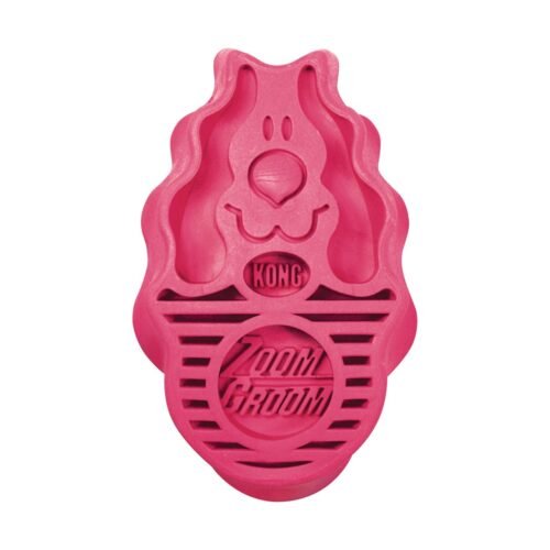 Primer plano del diseño ergonómico del cepillo para perros KONG ZoomGroom Raspberry Large