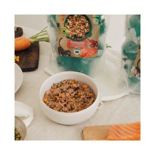 Gato disfrutando de su comida Wild Balance