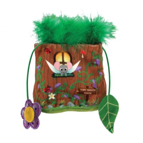 Vista frontal del juguete interactivo KONG Cat Puzzlements Hideaway Fairy Mouse House con plumas y juguetes colgantes