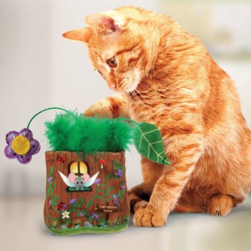 Gato naranja interactuando con las plumas y juguetes del KONG Cat Puzzlements Hideaway Fairy Mouse House