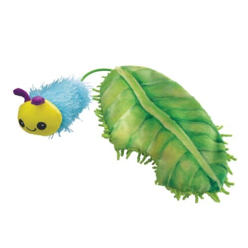Juguete KONG Flingaroo CATerpillar con oruga de felpa azul y hoja verde crujiente