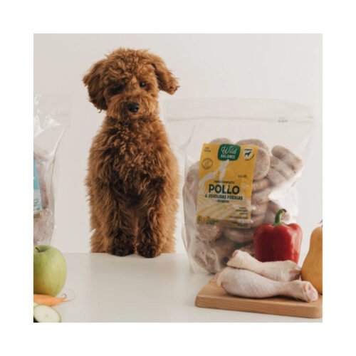 Perro junto a bolsa de BARF Pollo